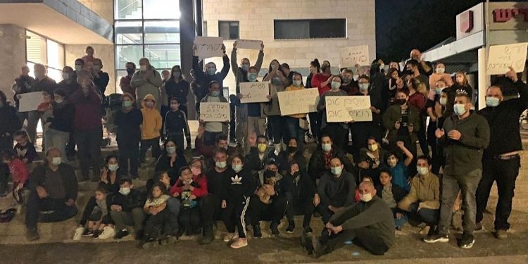 הפגנה על המרחב הציבורי צילום: עמוד הפייסבוק של חילונים בוחרים בחריש