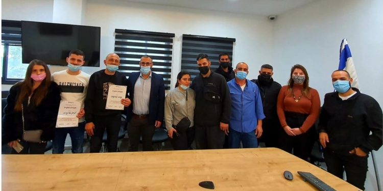 תעודת הוקרה לתושבים צילום: דוברות עיריית חריש