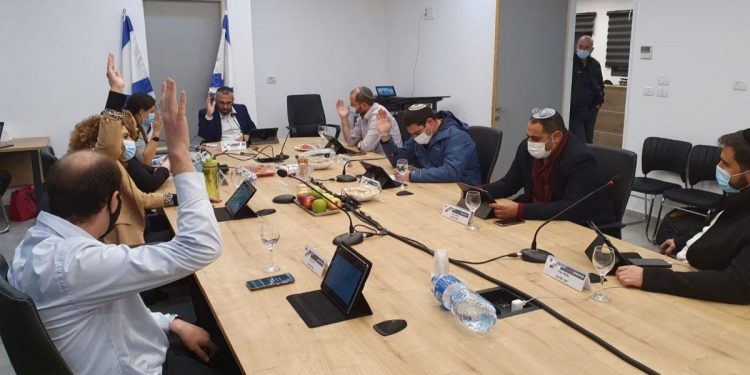 הצבעה על חוק העזר לחריש צילום: דוברות עיריית חריש