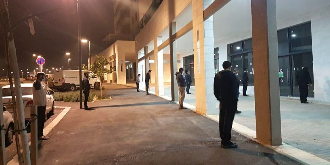 מתפללים בחוץ: מניין של הקהילה הציונית דתית במעו"ף