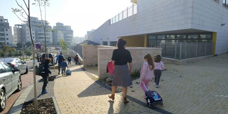 בחזרה ל בית ספר בחזרה ללימודים קורונה עיר כתומה עיר אדומה