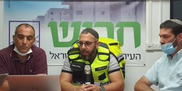 מימין: מ"מ מנכל המועצה, שלומי צדרבוים, ראש העיר יצחק קשת וראש מחלקת הביטחון מורדי בן שמעון