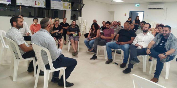 יצחק קשת שלומי צדרבוים מעו"ף נפגשים בשכונה מפגש ציבור