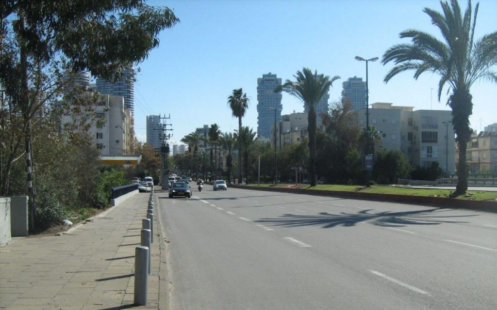 דרך נמיר בתל אביב: רוחב צילום: אורי, ויקיפדיה