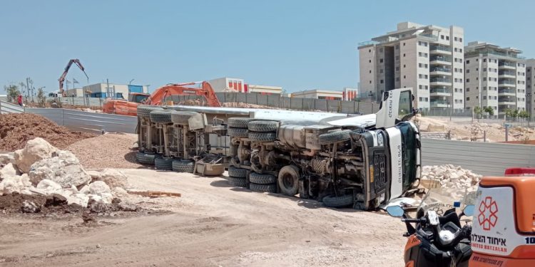רחוב סביון: המשאית התהפכה על צידה