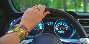 נהיגה רכב הגה נהגת אוטו צילום: דניאלה קיובס