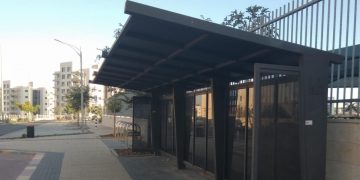 תחנת הסעות תלמידים בסמוך לבית הספר תלמי הדר