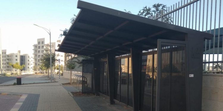 תחנת הסעות תלמידים בסמוך לבית הספר תלמי הדר