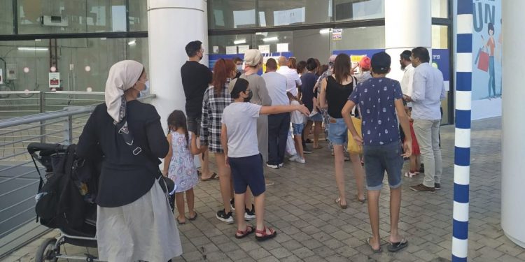 תור לאיסוף ערכות בדיקה ביתיות אנטיגן