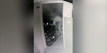 חמוש בסכין: אלמוני ניתק את מצלמות האבטחה וניקב את צמיגי האופניים בבניין