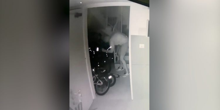 חמוש בסכין: אלמוני ניתק את מצלמות האבטחה וניקב את צמיגי האופניים בבניין
