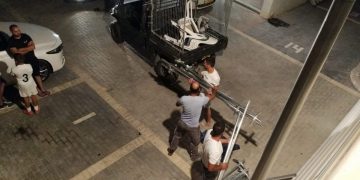 עובדי העירייה מפרקים את אוהל התפילה בבצוותא