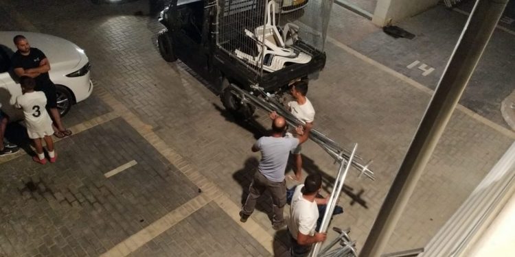 עובדי העירייה מפרקים את אוהל התפילה בבצוותא