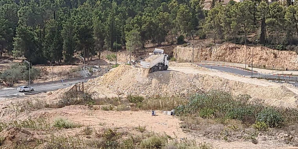 פסולת בנייה מול רחוב סביון שכונת הפרחים במגרש של הקאנטרי קלאב דודי בלסיאנו