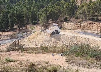 פסולת בנייה מול רחוב סביון שכונת הפרחים במגרש של הקאנטרי קלאב דודי בלסיאנו