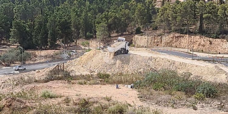 פסולת בנייה מול רחוב סביון שכונת הפרחים במגרש של הקאנטרי קלאב דודי בלסיאנו