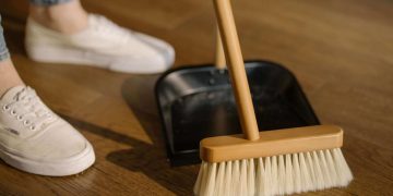 "ניקתה" את הבית בחריש ונתפסה בחשד לגניבה