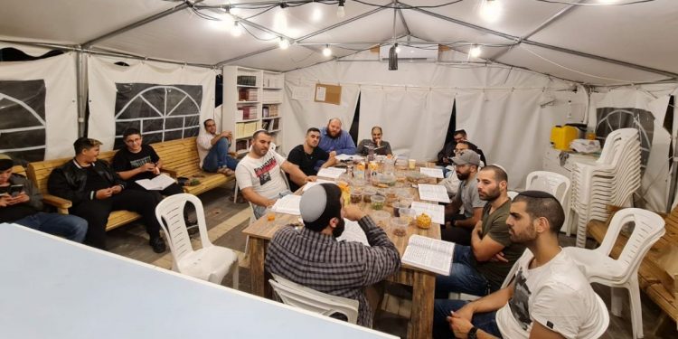 "החלטנו לעבור לשטח הפתוח": פורק אוהל תפילה נוסף שהוקם על שטח ציבורי