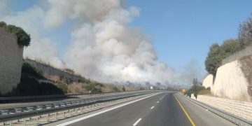 שריפת חורש גדולה פרצה בסמוך לכביש 6 – גבעת ניל"י