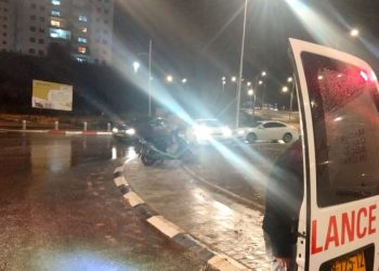 תאונת דרכים בכניסה לשכונת מעו"ף. צילום: מד"א