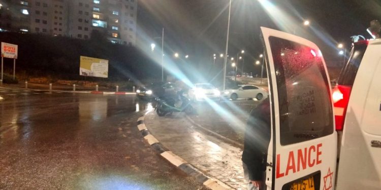 תאונת דרכים בכניסה לשכונת מעו"ף. צילום: מד"א