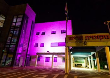 בניין עיריית חריש הואר בסגול