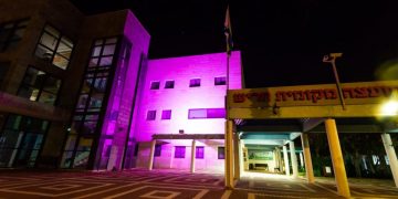 בניין עיריית חריש הואר בסגול