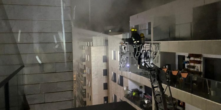 שריפה ברחוב התמדה: שני נפגעים משאיפת עשן פונו לבית החולים