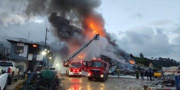 שריפה במתחם פסולת ענק בסמוך לכביש 65