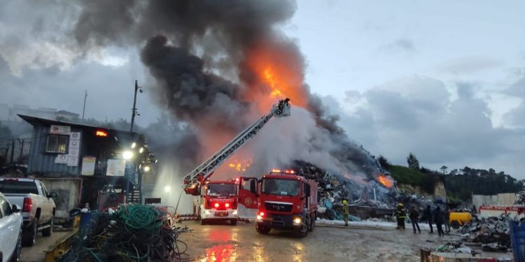 שריפה במתחם פסולת ענק בסמוך לכביש 65