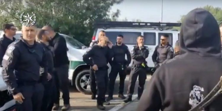 נתפסו בחיפושים בעיר: תחמושת, נשק ומאות אלפי שקלים בהמחאות