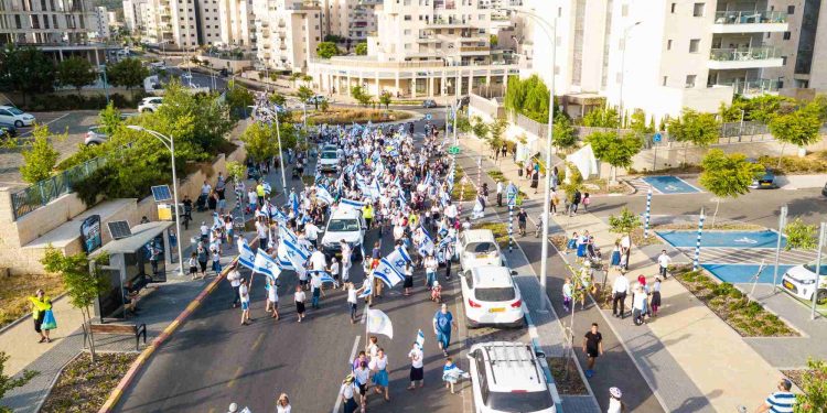 כ-1,000 תושבים השתתפו במצעד הדגלים העירוני לכבודה של העיר "שאוחדה לה יחדיו"